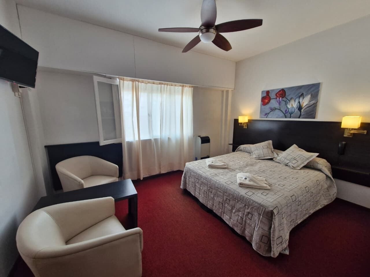 Habitación ordenada y luminosa