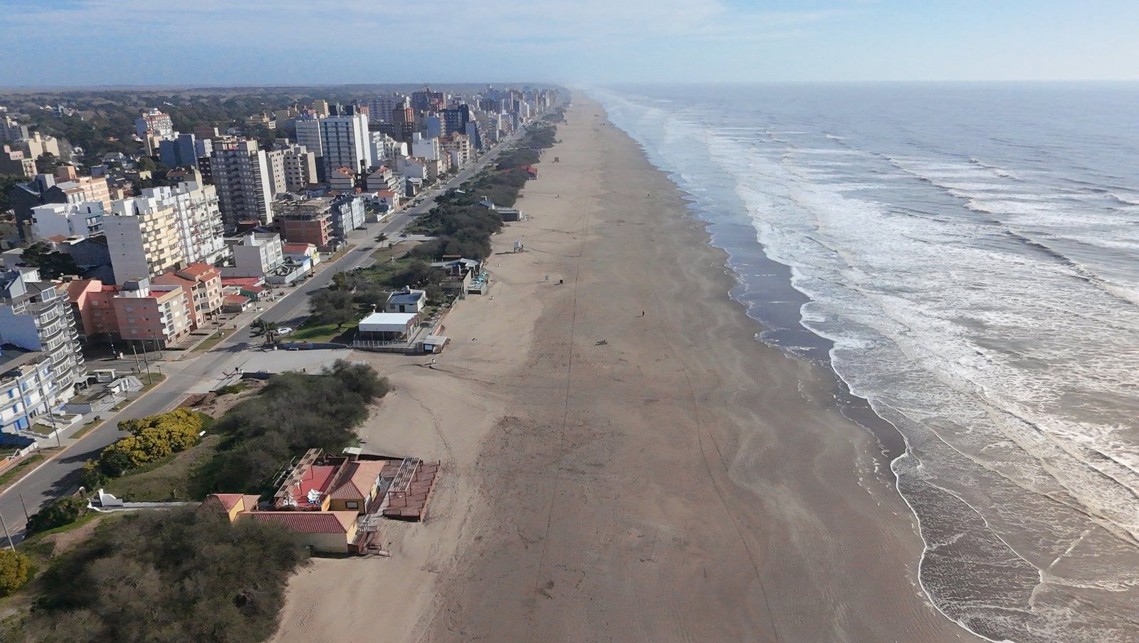 Vista aérea de la playa de San Bernardo, con la costanera y los edificios junto al mar