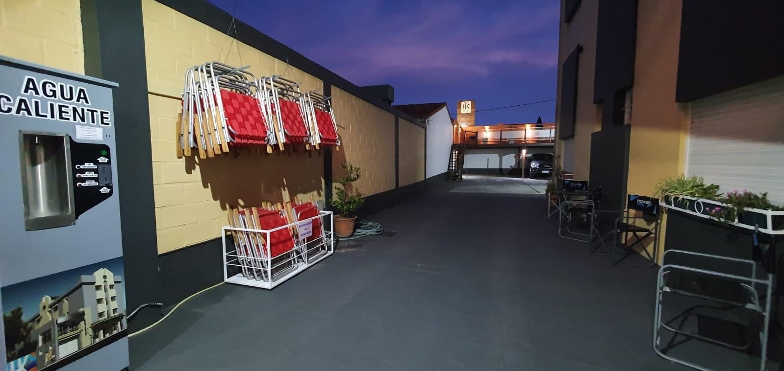 Sillas de playa colgadas en el pasillo del hotel, listas para retirar