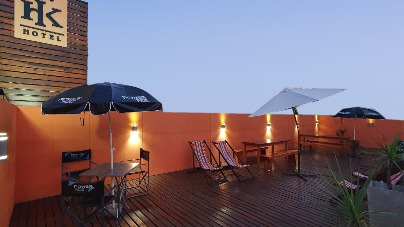 Solarium en la terraza del hotel, al atardecer